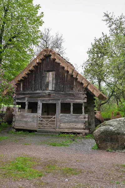 Traditionelles Altes Ukrainisches Ländliches Holzhaus Mit Strohdreieck — Stockfoto