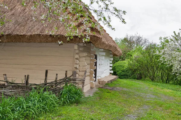 Tradicional Antiga Casa Madeira Rural Ucraniana Com Telhado Triângulo Palha — Fotografia de Stock