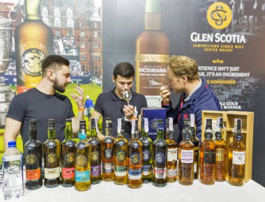 Kiev, Ukrayna - 20 Ekim 2018: Armağan iş yerinde Glen Scotia viski yayla tek malt viski standında 4 Ukraynalı viski Dramı sanatsal Arsenal iyi şarap şirketi tarafından düzenlenen Festivali.