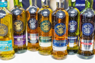 Kiev, Ukrayna - 20 Ekim 2018: Glen Scotia viski yayla tek malt viski şişeleri closeup 4 Ukraynalı viski Dramı sanatsal Arsenal iyi şarap şirketi tarafından düzenlenen festival standında.