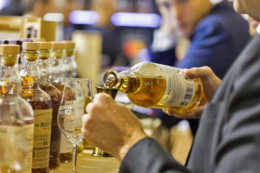 Kiev, Ukrayna - 20 Ekim 2018: Armağan, Balvenie tek malt viski standında 4 Ukraynalı viski Dramı Festivali düzenlenen İskoç sanatsal Arsenal iyi şarap şirketi tarafından işe.