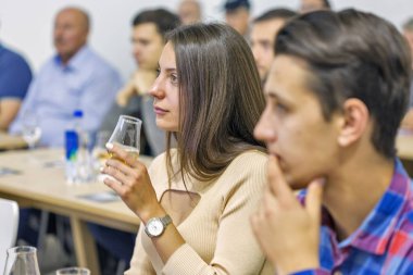 Kiev, Ukrayna - 20 Ekim 2018: Tanınmayan insanlar tadı viski 4 Ukraynalı viski Dramı sanatsal Arsenal iyi şarap şirketi tarafından düzenlenen festival.