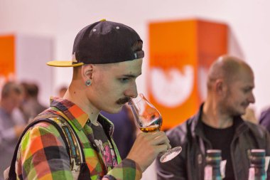 Kiev, Ukrayna - 20 Ekim 2018: Tanınmayan genç adam tadı viski 4 Ukraynalı viski Dramı sanatsal Arsenal iyi şarap şirketi tarafından düzenlenen festival.