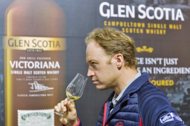 Kiev, Ukrayna - 20 Ekim 2018: Glen Scotia yayla tek malt viskisi 4 Ukraynalı viski Dramı sanatsal Arsenal iyi şarap şirketi tarafından düzenlenen festival standında tatma adam.
