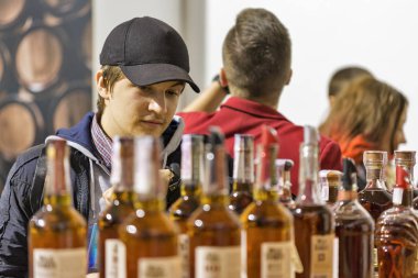 Kiev, Ukrayna - 20 Ekim 2018: İnsanlar Wild Turkey bourbon viski 4 Ukraynalı viski Dramı sanatsal Arsenal iyi şarap şirketi tarafından düzenlenen Festivali standında ziyaret edin.