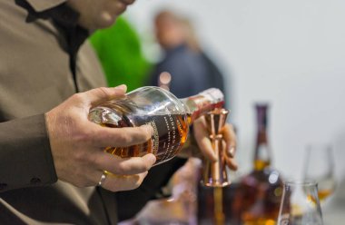Kiev, Ukrayna - 20 Ekim 2018: Adam sommelier Woodford bourbon viski 4 Ukraynalı viski Dramı sanatsal Arsenal iyi şarap şirketi tarafından düzenlenen festival standında dökülen.