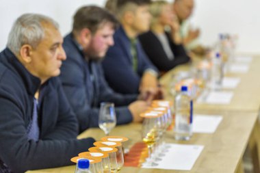 Kiev, Ukrayna - 20 Ekim 2018: Tanınmayan insanlar tadı viski 4 Ukraynalı viski Dramı sanatsal Arsenal iyi şarap şirketi tarafından düzenlenen festival.
