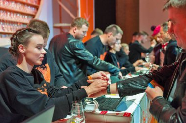 Kiev, Ukrayna - 20 Ekim 2018: İnsanlar iş 4 Ukraynalı viski Dramı Festivali'nin sanatsal Arsenal merkezi iyi şarap şirketi tarafından düzenlenen Resepsiyon.