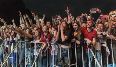 Kiev, Ukrayna - 04 Temmuz 2018: Hayranları kalabalık canlı heavy metal performans Ulusal Expocenter Atlas hafta sonu Festival keyfini.