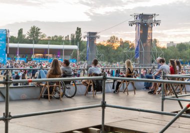 Kiev, Ukrayna - 05 Temmuz 2018: İnsanlar Ulusal Expocenter Atlas hafta sonu Festivali engelliler için özel bir yer canlı konser zevk.