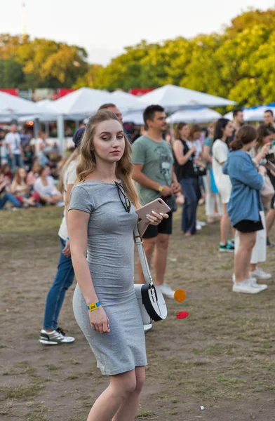 Kiev Oekraïne Juli 2018 Mooie Jongedame Muziekventilator Met Smartphone Bezoeken — Stockfoto