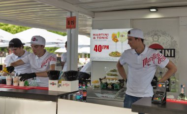Kiev, Ukrayna - 07 Temmuz 2018: Genç erkekler barmenler Ulusal Expocenter Atlas hafta sonu Festivali Martini açık barda çalışıyorum. Bacardi dünyanın en büyük aile sahibi ruhları şirketidir.