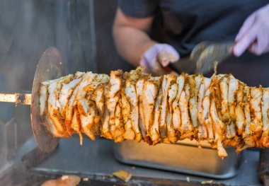 Shawarma, yemek et katmanları vardır bir şiş üzerinde sinirli, kıyılmış et mi ızgara yüzeyi, önden görünüm