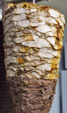 Shawarma, yemek et katmanları vardır bir şiş üzerinde sinirli, kıyılmış et mi ızgara yüzeyi, önden görünüm
