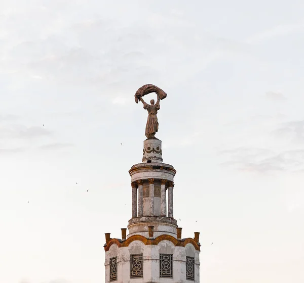 Женщина Статуей Уха Над Павильоном Национального Экспоцентра Украины Архитектурный Макет — стоковое фото