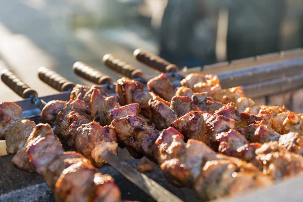 Churrasco Closeup Grelhador Shashlik Feito Cubos Carne Nos Espetos Durante — Fotografia de Stock