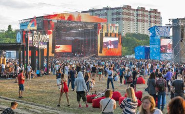 Kiev, Ukrayna - 08 Temmuz 2018: İnsanlar müzik konser Atlas hafta sonu Festivali Ulusal Expocenter ziyaret edin. Atlas hafta sonu bir popüler yıllık modern müzik ve sanat festivalidir.