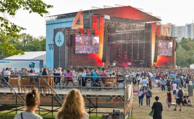 Kiev, Ukrayna - 04 Temmuz 2018: İnsanlar Ulusal Expocenter Atlas hafta sonu Festivali engelliler için özel bir yer canlı konser tadını çıkarın. Popüler müzik ve Sanat Festivali Atlas hafta sonu olduğunu