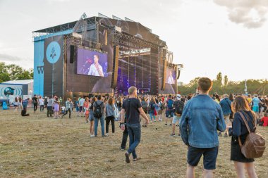 Kiev, Ukrayna - 08 Temmuz 2018: İnsanlar müzik konser Atlas hafta sonu Festivali Ulusal Expocenter ziyaret edin. Atlas hafta sonu bir popüler yıllık modern müzik ve sanat festivalidir.