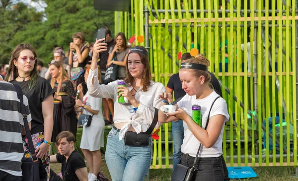 キエフ ウクライナ 2018 若者はアトラス週末祭国立エキスポ センターをご覧ください アトラスの週末は 人気現代音楽および芸術祭です — ストック写真