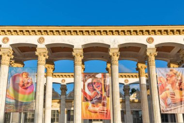 Kiev, Ukrayna - 08 Temmuz 2018: Coca-cola afiş Ulusal Expocenter Atlas hafta sonu müzik festivali. Atlas hafta sonu bir popüler yıllık modern müzik ve sanat festivalidir.