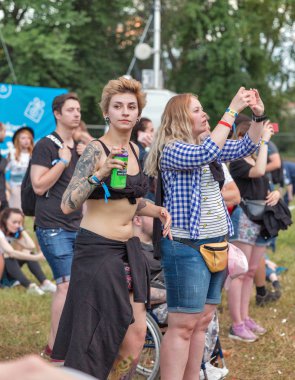 Kiev, Ukrayna - 08 Temmuz 2018: Gençler Atlas hafta sonu Festivali Ulusal Expocenter ziyaret edin. Atlas hafta sonu bir popüler yıllık modern müzik ve sanat festivalidir.