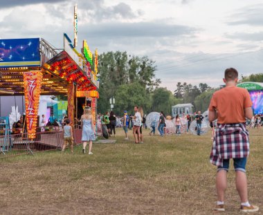 Kiev, Ukrayna - 08 Temmuz 2018: İnsanlar müzik konser ve ulusal Expocenter Atlas hafta sonu Festival Eğlence Parkı ziyaret edin. Atlas hafta sonu bir popüler yıllık modern müzik ve sanat festivalidir.