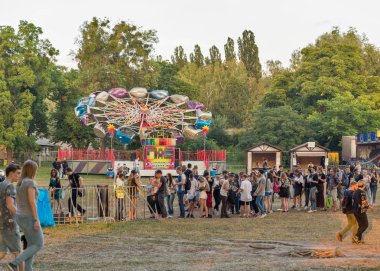 Kiev, Ukrayna - 08 Temmuz 2018: Gençler müzik konser Atlas hafta sonu Festivali Ulusal Expocenter ziyaret edin. Atlas hafta sonu bir popüler yıllık modern müzik ve sanat festivalidir.