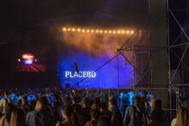 Kiev, Ukrayna - 08 Temmuz 2018: Plasebo, İngiliz alternatif rock grubu canlı Ulusal Expocenter Atlas hafta sonu Festivali gerçekleştirir. Atlas hafta sonu bir popüler müzik ve Sanat Festivali olduğunu.