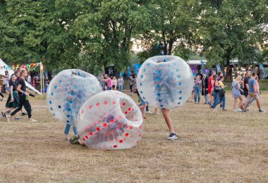 Kiev, Ukrayna - 08 Temmuz 2018: Gençler şeffaf plastik küreler içinde Atlas hafta sonu Festivali Ulusal Expocenter vücut tampon balls çal. Müzik ve Sanat Festivali olduğunu.