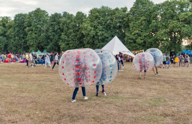 Kiev, Ukrayna - 08 Temmuz 2018: Gençler şeffaf plastik küreler içinde Atlas hafta sonu Festivali Ulusal Expocenter vücut tampon balls çal. Müzik ve Sanat Festivali olduğunu.