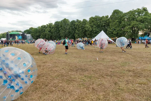 Kiev Oekraïne Juli 2018 Jongeren Spelen Binnen Doorzichtig Plastic Bollen — Stockfoto