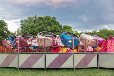Hızlı hareketli döner kavşak eğlence parkı portre