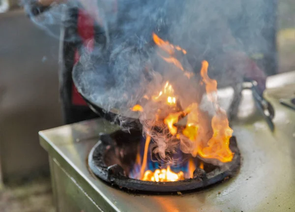 户外烹饪亚洲食品在煤气炉特写镜头上的锅 — 图库照片