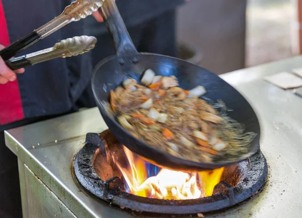 户外烹饪亚洲食品在煤气炉特写镜头上的锅 — 图库照片