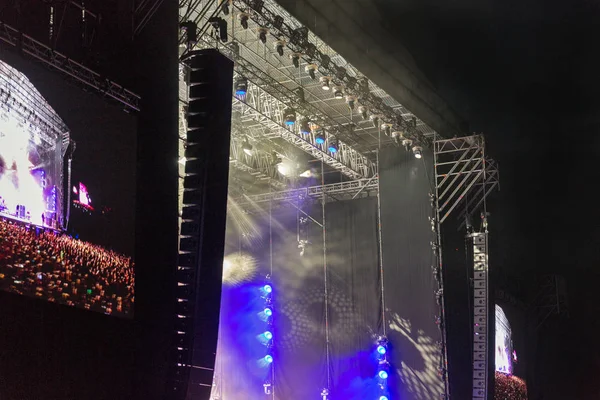 ライブのロック コンサート 夜の野外ステージ — ストック写真