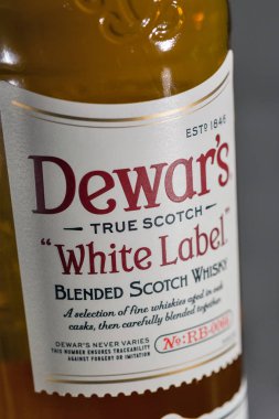 KIEV, UKRAINE - 11 Kasım 2018: Dewar 's White Label karıştırılmış Scotch Whisky. Dewar 'ın viskileri 20' den fazla ülkede 400 'den fazla ödül ve madalya kazandı..