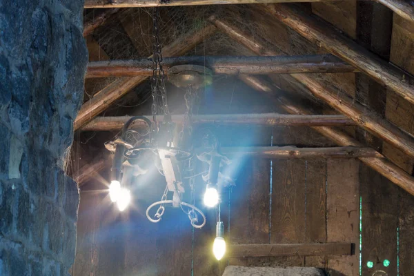 旧的木制黑色史密斯内部 网络天花板上的吊灯 — 图库照片