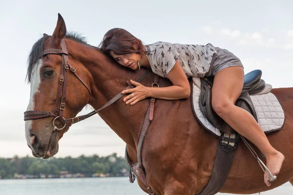 Jonge Kaukasische Mooie Vrouw Rode Paard Rivier Strand Closeup — Stockfoto