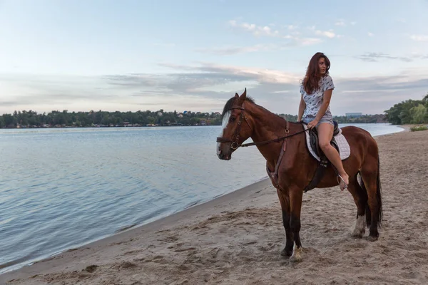 Landschap Met Jonge Kaukasische Mooie Vrouw Rode Paard Rivier Zand — Stockfoto