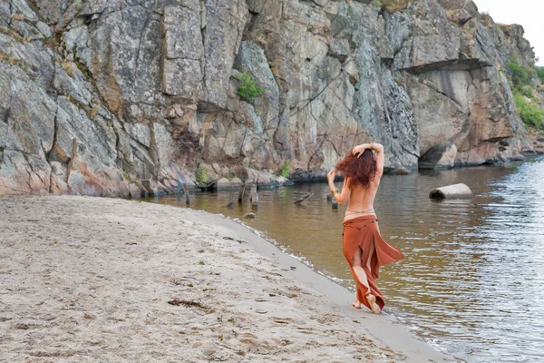 Jovem Caucasiano Bela Mulher Nua Amazônia Andar Volta Com Mãos — Fotografia de Stock