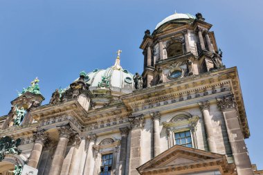 Güneşli bir gün, Berliner Dome Cathedral dış, Berlin, Almanya-Müze Adası.