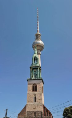 Marienkirche, Almanya, Berlin Tv Kulesi veya Fernsehturm ve St Mary Kilisesi Dikey Panoraması.