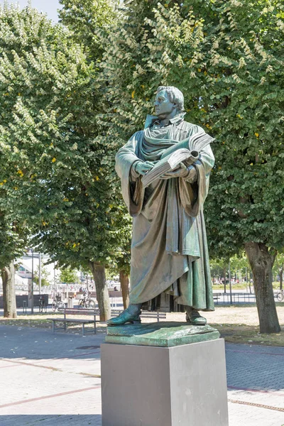 Estatua Del Reformador Alemán Martin Luther Frente Iglesia Santa María — Foto de Stock