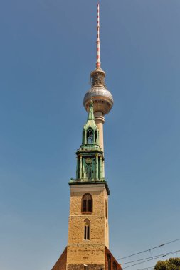 Berlin Tv Kulesi veya Fernsehturm ve St Mary Kilisesi veya Marienkirche, Almanya.