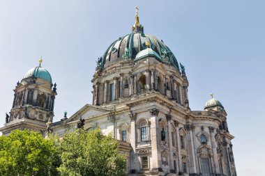 Güneşli bir gün, Berliner Dome Cathedral dış, Berlin, Almanya-Müze Adası.