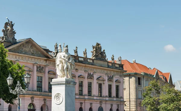 古いアーセナルやドイツの歴史的博物館ベルリンのシュプレー川に架かるパレス ブリッジまたは Schlossbrucke の彫像 — ストック写真