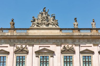 Zeughaus veya eski Arsenal çatı heykel. Artık Alman Tarih Müzesi, Berlin, Almanya.