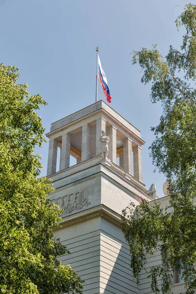 俄罗斯大使馆与俄罗斯国旗在柏林 — 图库照片