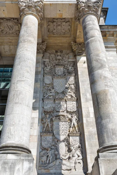 Ünlü Reichstag Binası Alman Koltuğunda Closeup Görünümü Berlin Mitte Bölgesinde — Stok fotoğraf